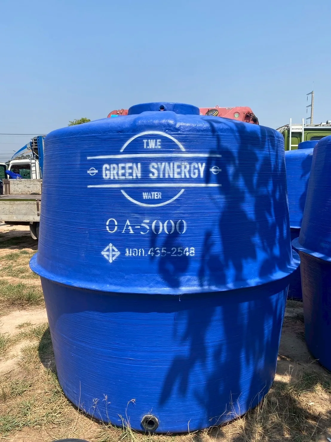 ถังเก็บน้ำ OA-5000 พ่นโลโก้ T.W.E GREEN SYNERGY ตั้งอยู่ที่หน้างาน